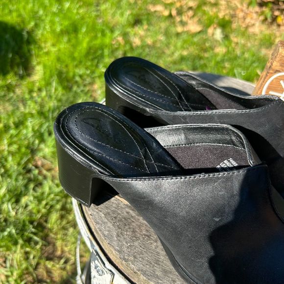 Clarks Leather Clogs Black Solid Closed Toe Slip On Block Heel Mules Neutral 7M - Picture 3 of 6